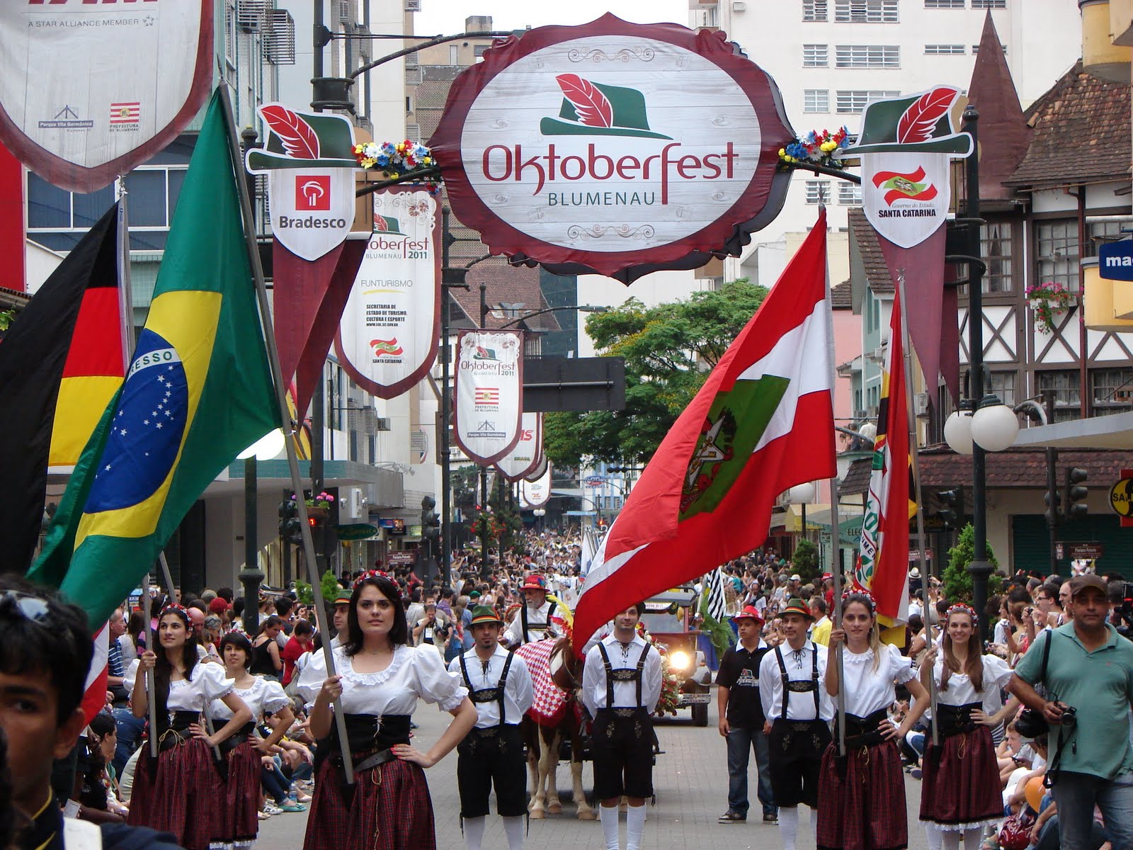 Oktoberfest Blumenau Maior festa alemã da América Latina chega a sua 33ª edição Revista Embarque