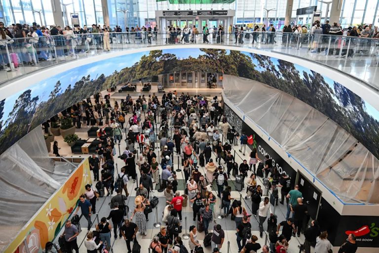 Viajantes aguardam em longas filas de segurança no Aeroporto Intercontinental George Bush, em Houston, nesta semana.
