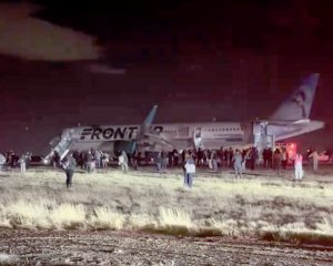 Frontier Airlines: avião atinge pessoa durante decolagem no Aeroporto de Denver EUA e causa evacuação de passageiros