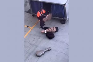 Funcionário de aeroporto viraliza após arremessar guitarras na pista do Aeroporto de Los Angeles