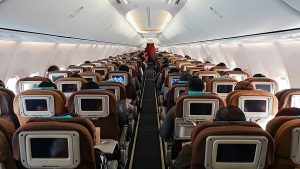 O governo do Reino Unido estuda a criação de uma lista de exclusão aérea nacional para impedir que passageiros indisciplinados