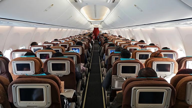 O governo do Reino Unido estuda a criação de uma lista de exclusão aérea nacional para impedir que passageiros indisciplinados